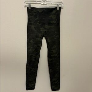 SPANX green Camouflage Leggings medium like new
